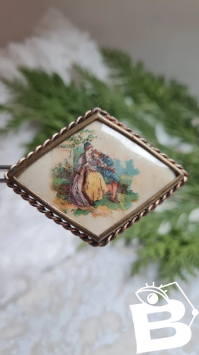 Broche ancienne scène de deux amoureux