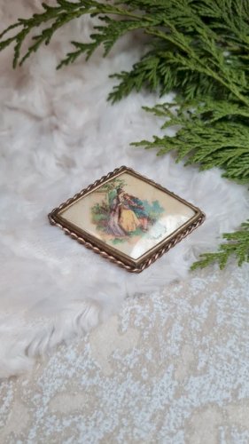 Broche ancienne scène de deux amoureux