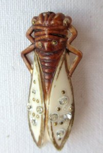 Broche Art Déco CIGALE, bakélite, ailes blanches avec strass argentés