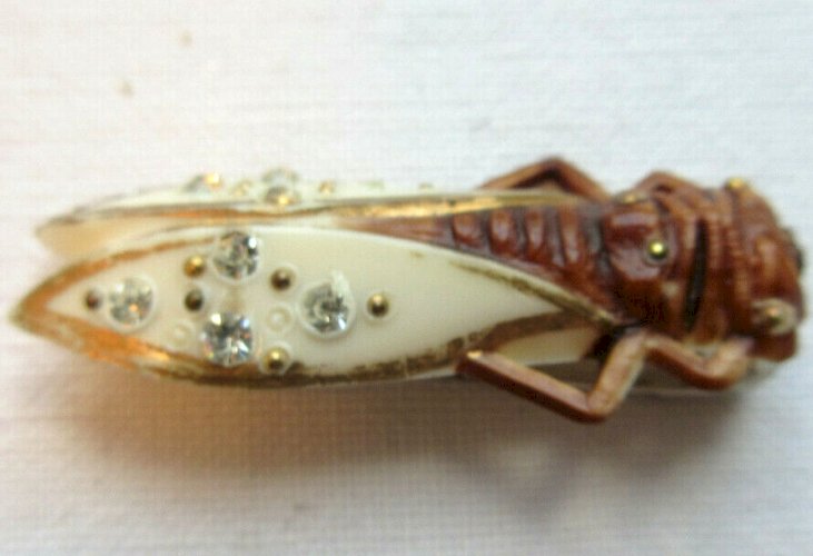 Broche Art Déco CIGALE, bakélite, ailes blanches avec strass argentés