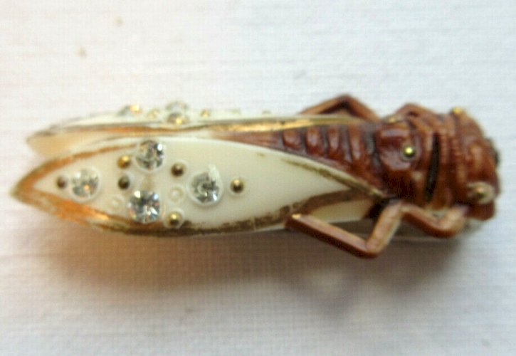 Broche Art Déco CIGALE, bakélite, ailes blanches avec strass argentés