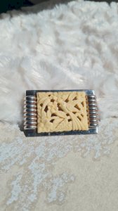 Broche art déco - décor asiatique ajouré en matière noble