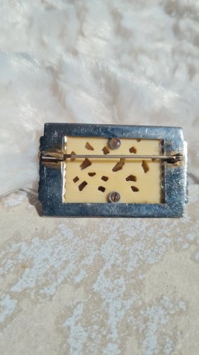 Broche art déco - décor asiatique ajouré en matière noble