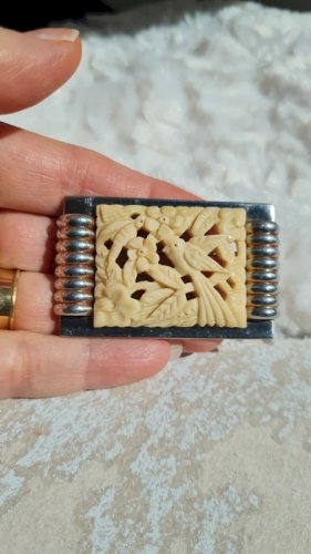 Broche art déco - décor asiatique ajouré en matière noble