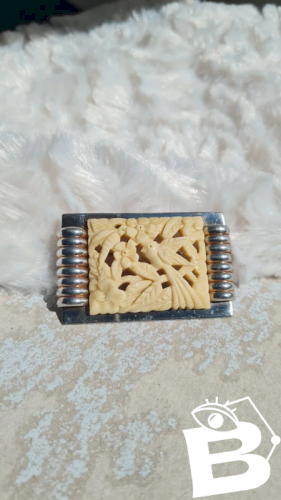 Broche art déco - décor asiatique ajouré en matière noble