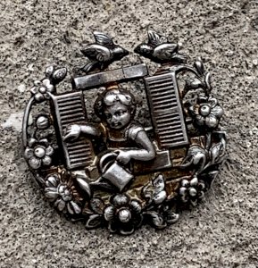 broche art nouveau métal argenté putto à la fenêtre romantique fleurs oiseaux