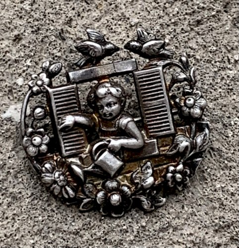 broche art nouveau métal argenté putto à la fenêtre romantique fleurs oiseaux