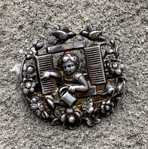 broche art nouveau métal argenté putto à la fenêtre romantique fleurs oiseaux