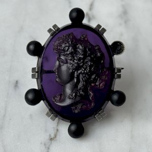 Cameo glass brooch, late 19th century, profile of a woman on a violet background M3996