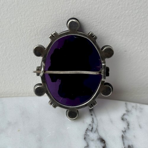 Broche camée en verre fin XIXe profil de femme sur fond violet M3996