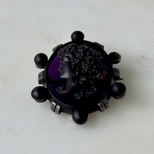 Broche camée en verre fin XIXe profil de femme sur fond violet M3996