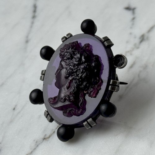 Broche camée en verre fin XIXe profil de femme sur fond violet M3996