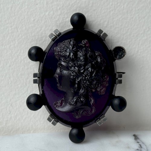 Broche camée en verre fin XIXe profil de femme sur fond violet M3996