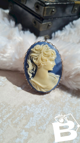 Broche Camée fantaisie bleu en résine