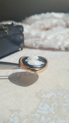 Broche camée vintage en forme de cœur