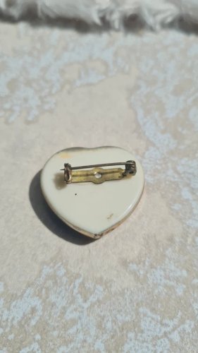Broche camée vintage en forme de cœur