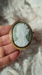 Broche camée vintage en porcelaine fond vert céladon
