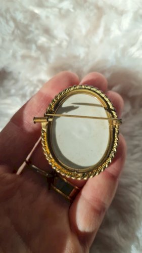 Broche camée vintage en porcelaine fond vert céladon