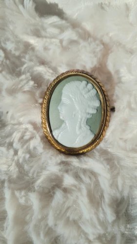 Broche camée vintage en porcelaine fond vert céladon