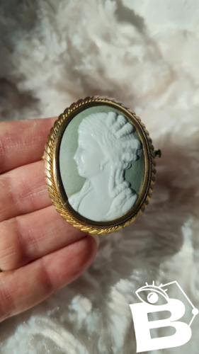 Broche camée vintage en porcelaine fond vert céladon