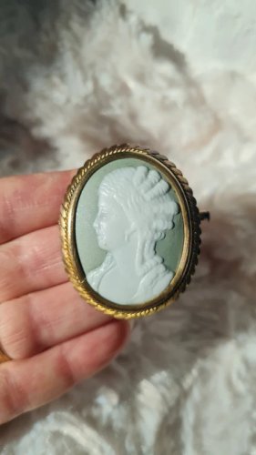 Broche camée vintage en porcelaine fond vert céladon