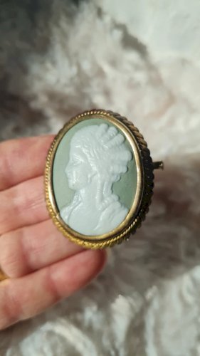 Broche camée vintage en porcelaine fond vert céladon
