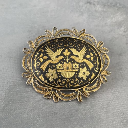 Broche damasquinado de Tolède en métal doré vintage bijoux décor oiseaux