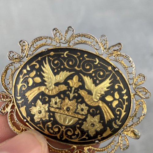 Broche damasquinado de Tolède en métal doré vintage bijoux décor oiseaux