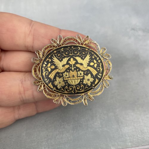 Broche damasquinado de Tolède en métal doré vintage bijoux décor oiseaux