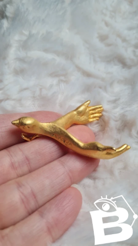 Broche dartiste en bronze doré ailes en forme de mains ( Menouha )