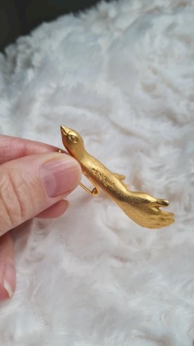 Broche dartiste en bronze doré ailes en forme de mains ( Menouha )