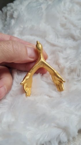 Broche dartiste en bronze doré ailes en forme de mains ( Menouha )