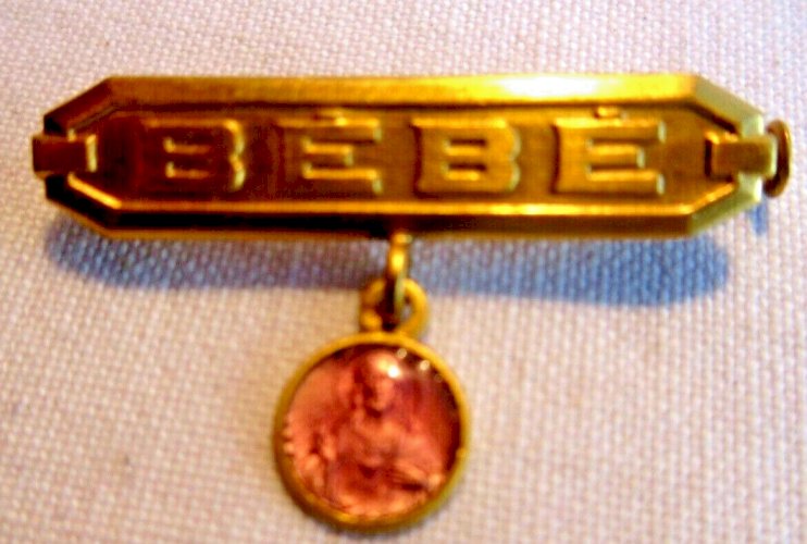 Broche de baptême Art Déco BEBE, métal doré et médaille rose Christ, poinçon