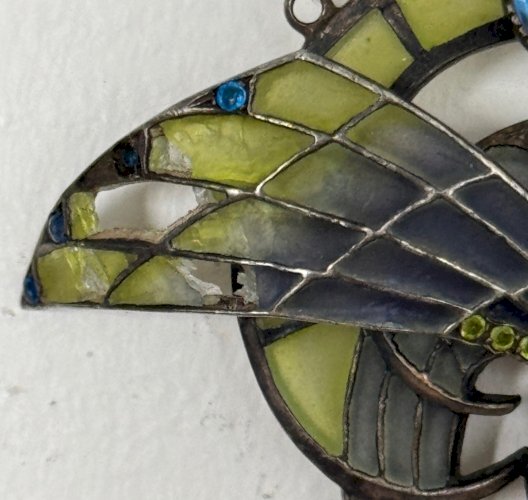 Broche décor d'aigle tenant une perle de culture 1900 Art Nouveau M3540