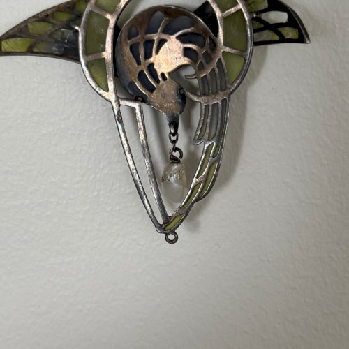 Broche décor d'aigle tenant une perle de culture 1900 Art Nouveau M3540