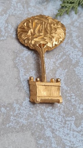 Broche doré