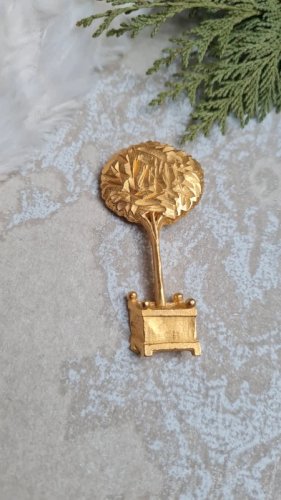 Broche doré