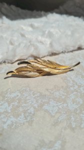 Broche dorée en forme de feuilles