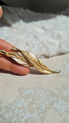 Broche dorée en forme de feuilles