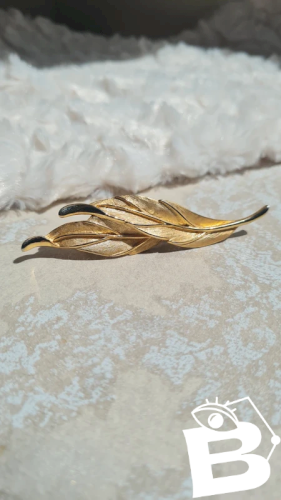 Broche dorée en forme de feuilles