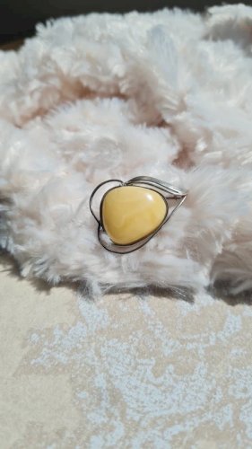 Broche en argent et ambre