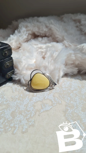 Broche en argent et ambre