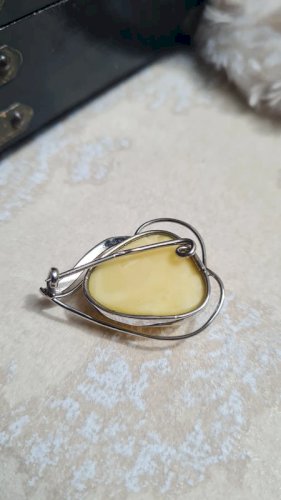 Broche en argent et ambre