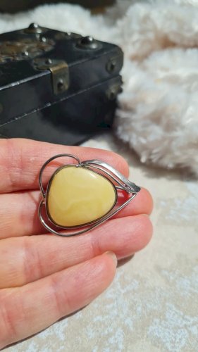 Broche en argent et ambre