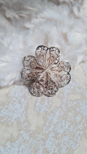 Broche en argent fleur en filigrane
