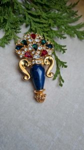 Fancy brooch with rhinestones and lapis lazuli stone