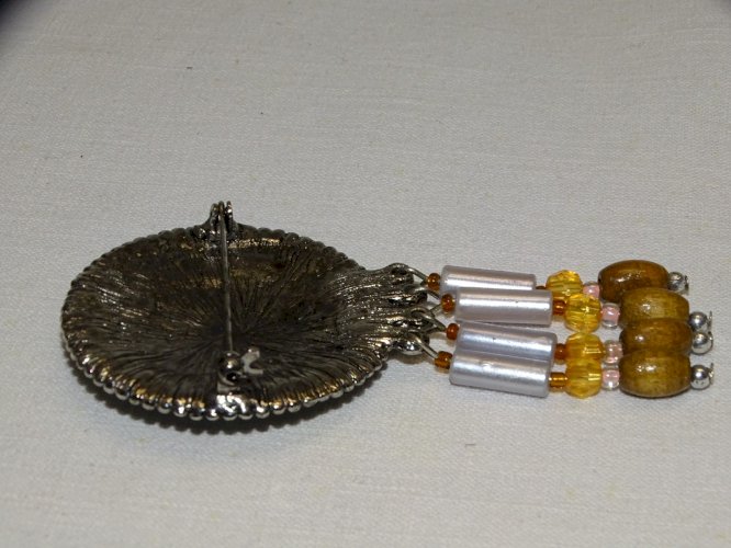 -BROCHE FANTAISIE VINTAGE avec CABOCHONS COULEUR BLEUE & ORANGE & 4 breloques  D