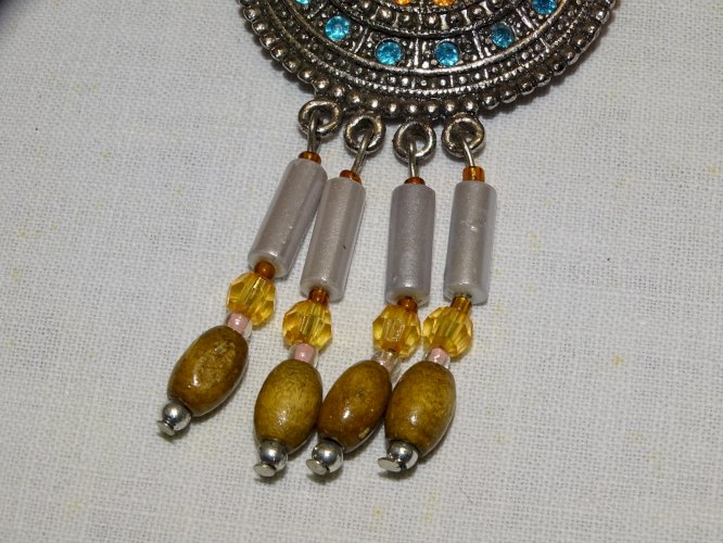 -BROCHE FANTAISIE VINTAGE avec CABOCHONS COULEUR BLEUE & ORANGE & 4 breloques  D