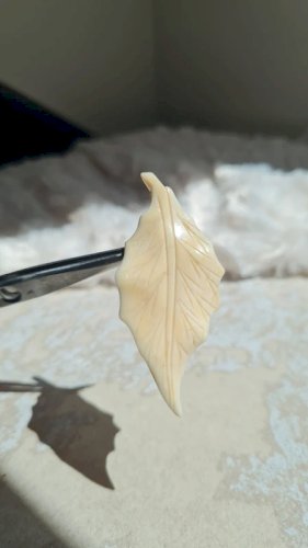 Broche feuille ancienne en matière noble