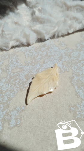 Broche feuille ancienne en matière noble